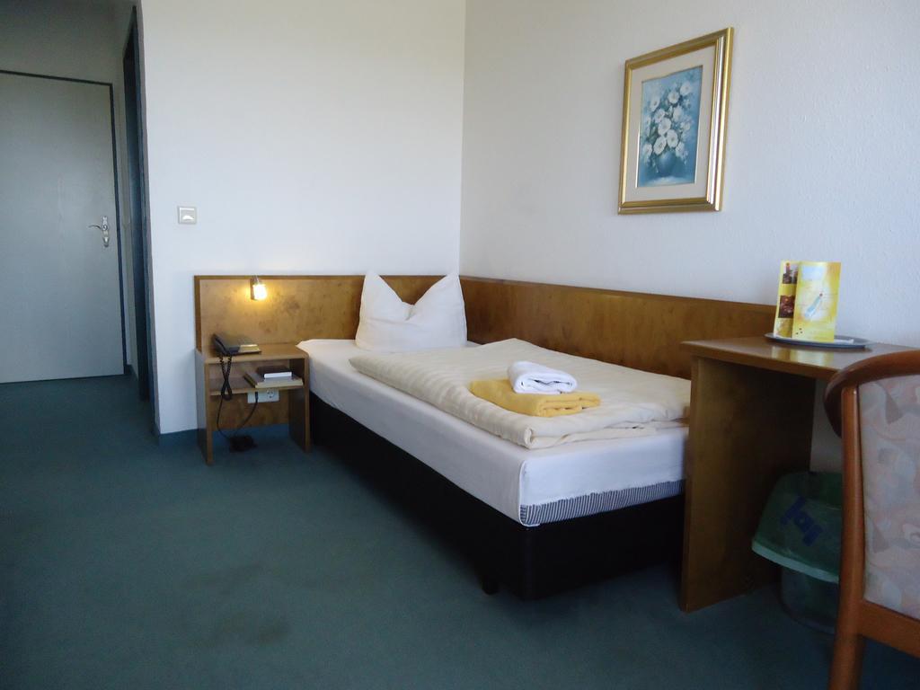 Greenline Hotel Hellfeld Neubrandenbourg Extérieur photo